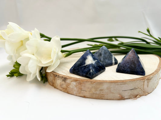 Sodalite pyramid 4.5cm width